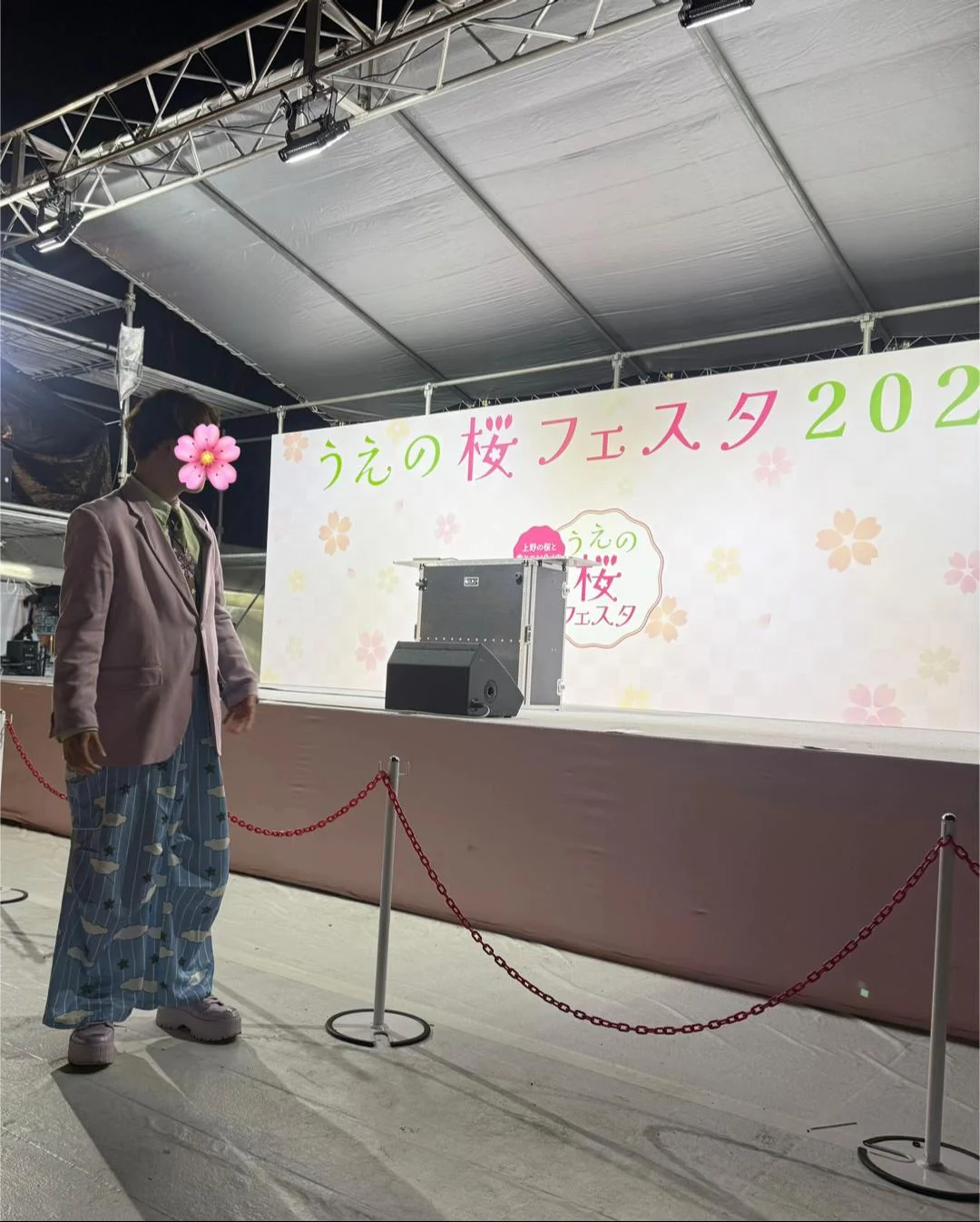 うえの桜フェスタのステージ前で、桜の景色を着想にした多色コーデを着た色相中毒者の全身写真