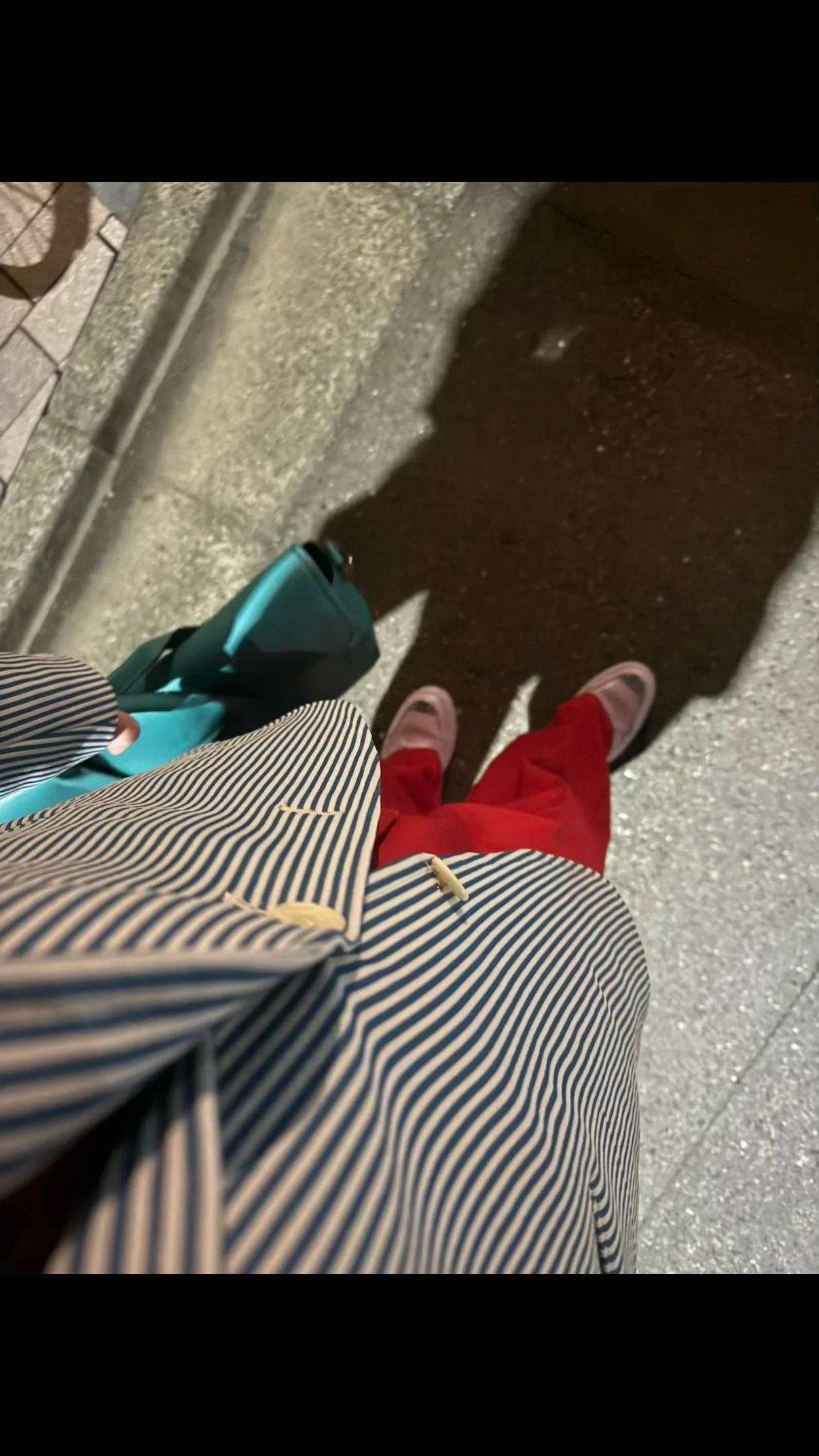 青白ストライプジャケット、ターコイズのバッグ、赤いパンツ、白い靴を真上から見たトリコロールコーデ